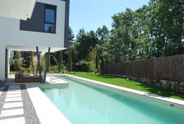 Un espacio moderno y pr&aacute;ctico moderno-piscina