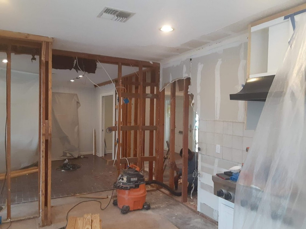 Kitchen - kitchen idea in Austin