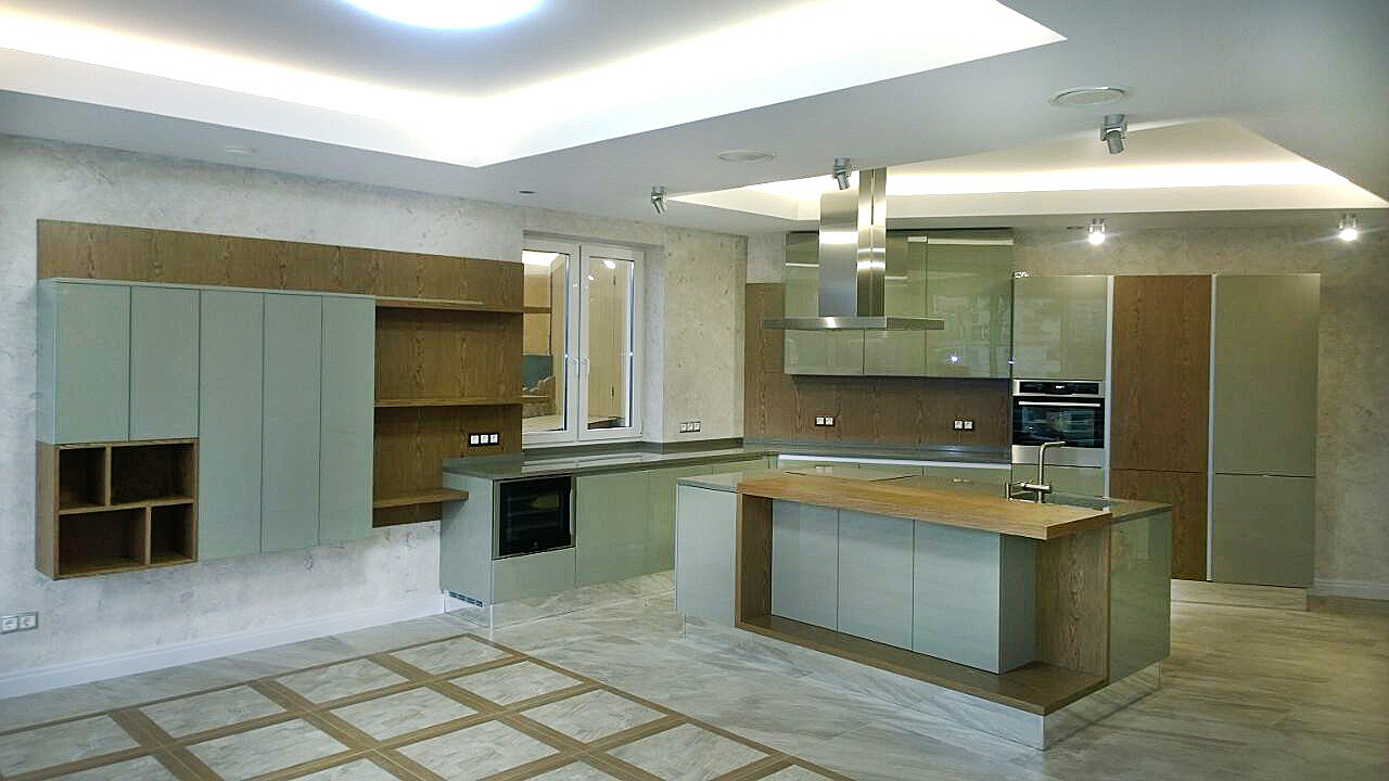 Шпон, стекло, глянец... Кухня-столовая с островом