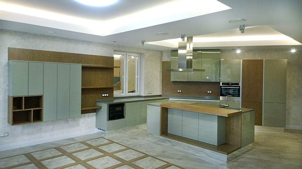 Шпон, стекло, глянец... Кухня-столовая с островом