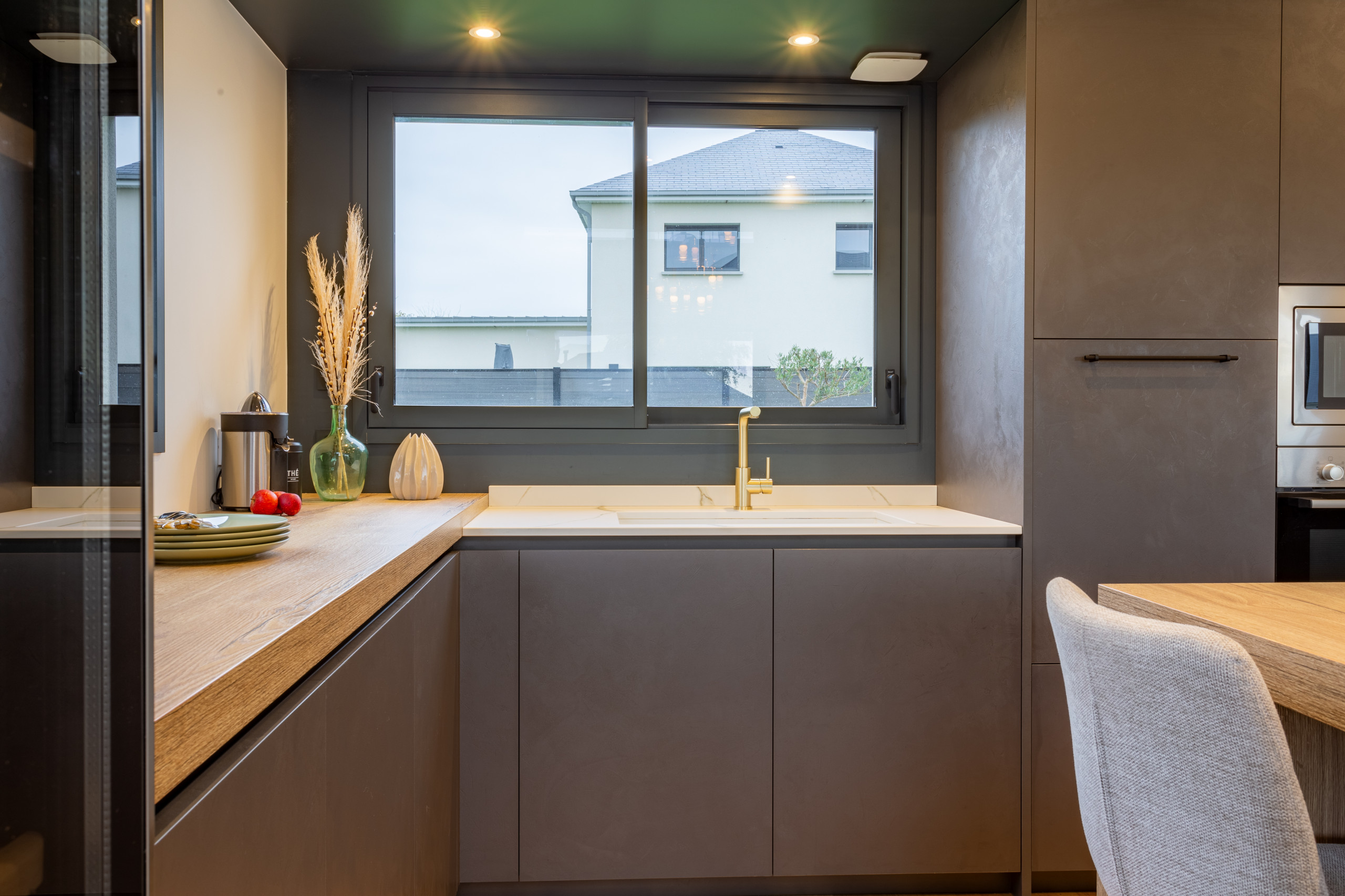 Création dune cuisine ouverte avec coin repas dans un pavillon contemporrain