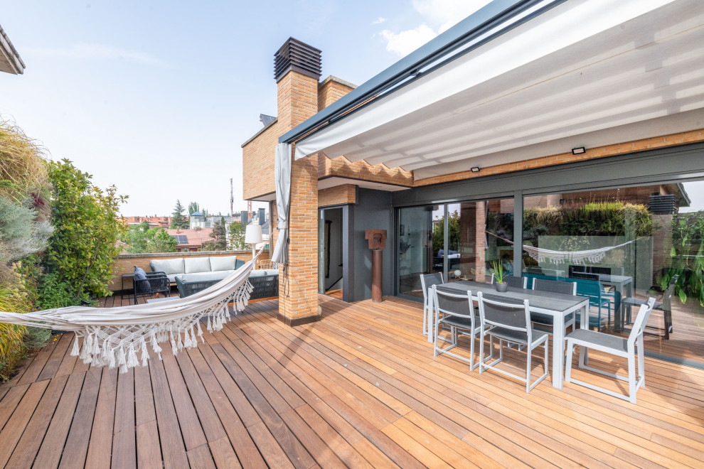 Foto di una terrazza minimalista di medie dimensioni, sul tetto e sul tetto con un parasole