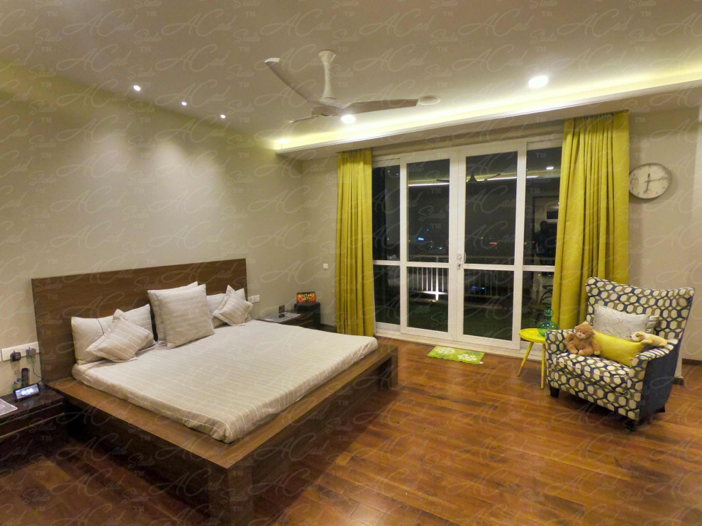 Immagine di una camera da letto stile loft di medie dimensioni con pareti beige, pavimento in compensato, nessun camino, pavimento marrone, soffitto in perlinato e pareti in mattoni