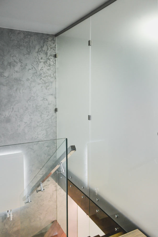 Деревянная лестница в загородном доме