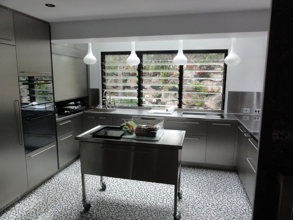 Large contemporary kitchen in Brisbane.