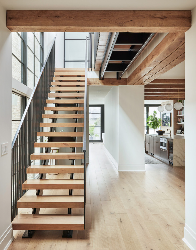 Diseño de escalera recta moderna sin contrahuella con escalones de madera y barandilla de metal