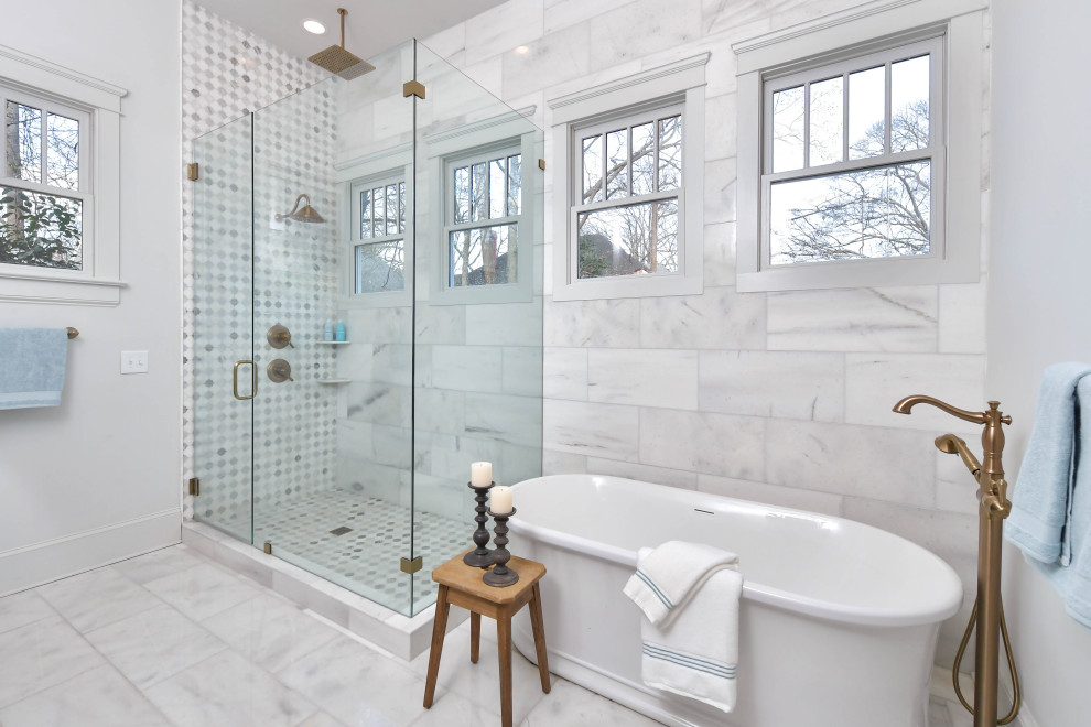 Inspiration pour une grande salle de bain principale traditionnelle avec une baignoire indépendante, une douche d'angle, un carrelage blanc, du carrelage en marbre, un mur blanc, un sol en marbre, un sol blanc et une cabine de douche à porte battante.