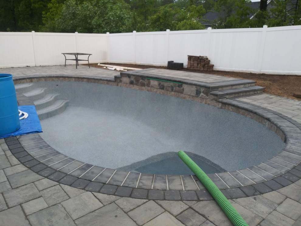 Kleiner Klassischer Pool hinter dem Haus in individueller Form mit Pflastersteinen in Washington, D.C.