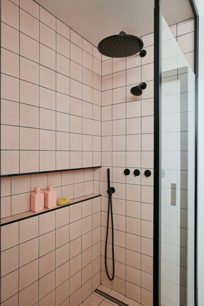 Свежая идея для дизайна: главная ванная комната среднего размера в стиле ретро с душем над ванной, розовыми стенами, душем с распашными дверями, тумбой под одну раковину и встроенной тумбой - отличное фото интерьера
