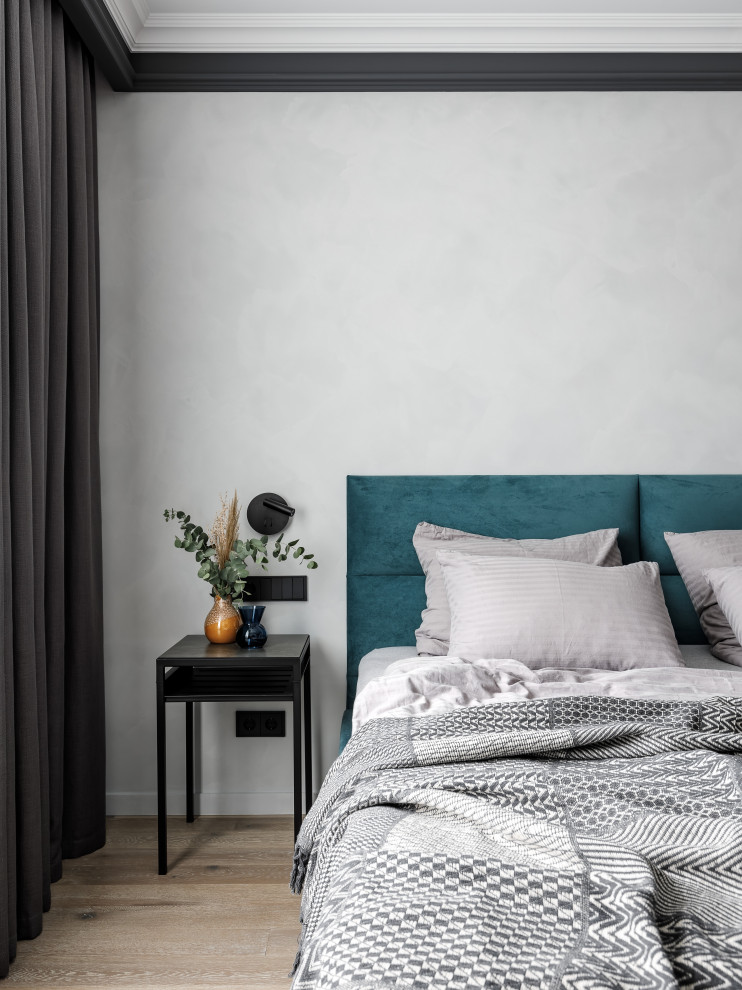 На фото: спальня среднего размера в современном стиле с серыми стенами, паркетным полом среднего тона и бежевым полом с