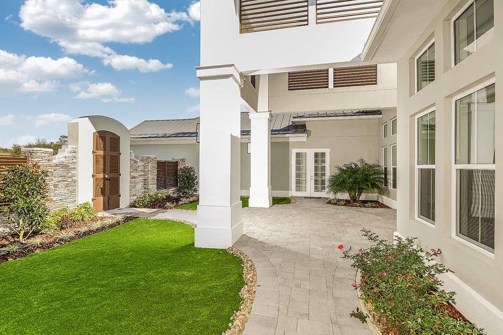 Example of a transitional entryway design in Tampa