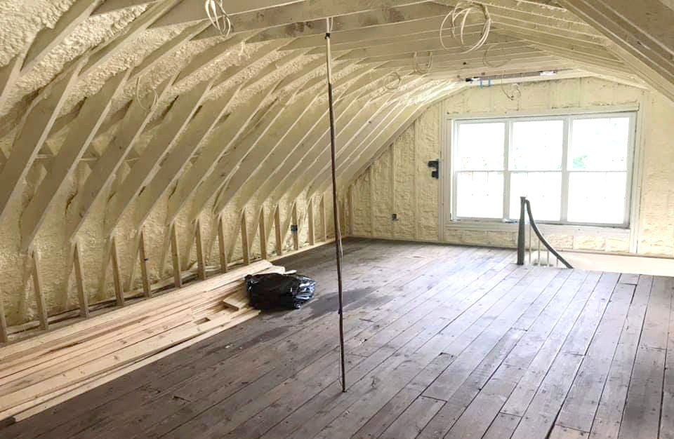 На фото: домашняя мастерская среднего размера в стиле фьюжн с деревянными стенами