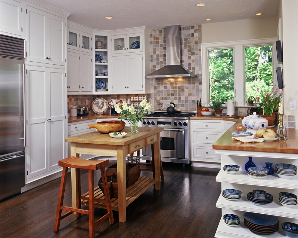 Photo of a traditional kitchen in Cleveland with wood benchtops.