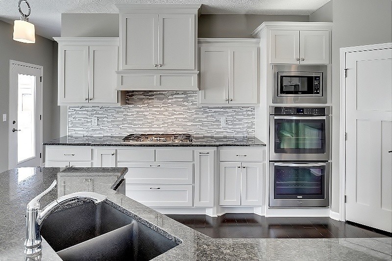 Mid-sized eat-in kitchen photo in Minneapolis with an island