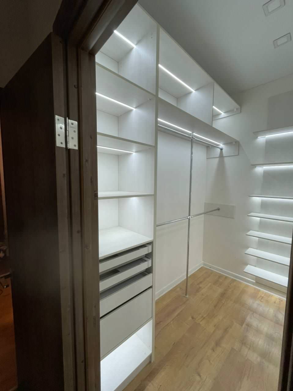 Гардеробная с подсветкой
