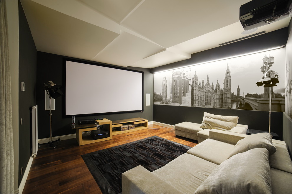 Ejemplo de cine en casa cerrado bohemio de tamaño medio con paredes blancas, suelo de madera oscura y pantalla de proyección