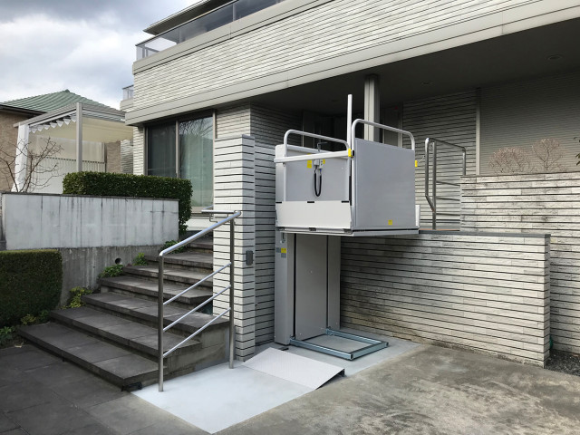 車いす用 電動昇降機（上階） minimalistisch-treppen