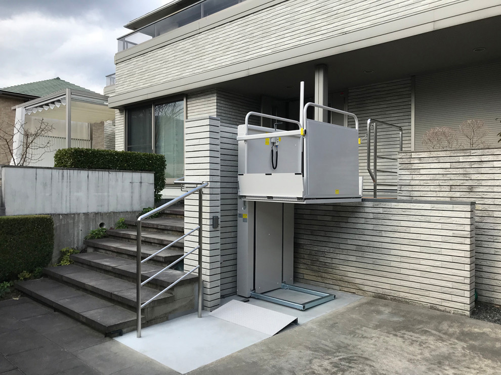 他の地域にある小さなモダンスタイルのおしゃれな直階段 (コンクリートの蹴込み板、金属の手すり) の写真