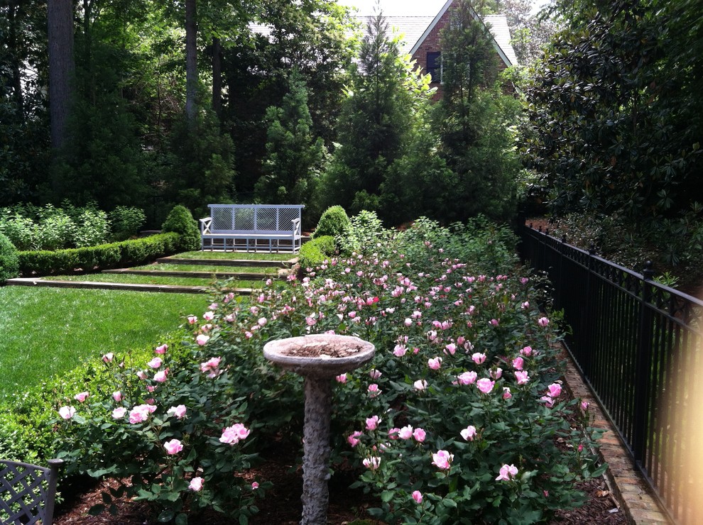 This is an example of a traditional landscaping in Atlanta.