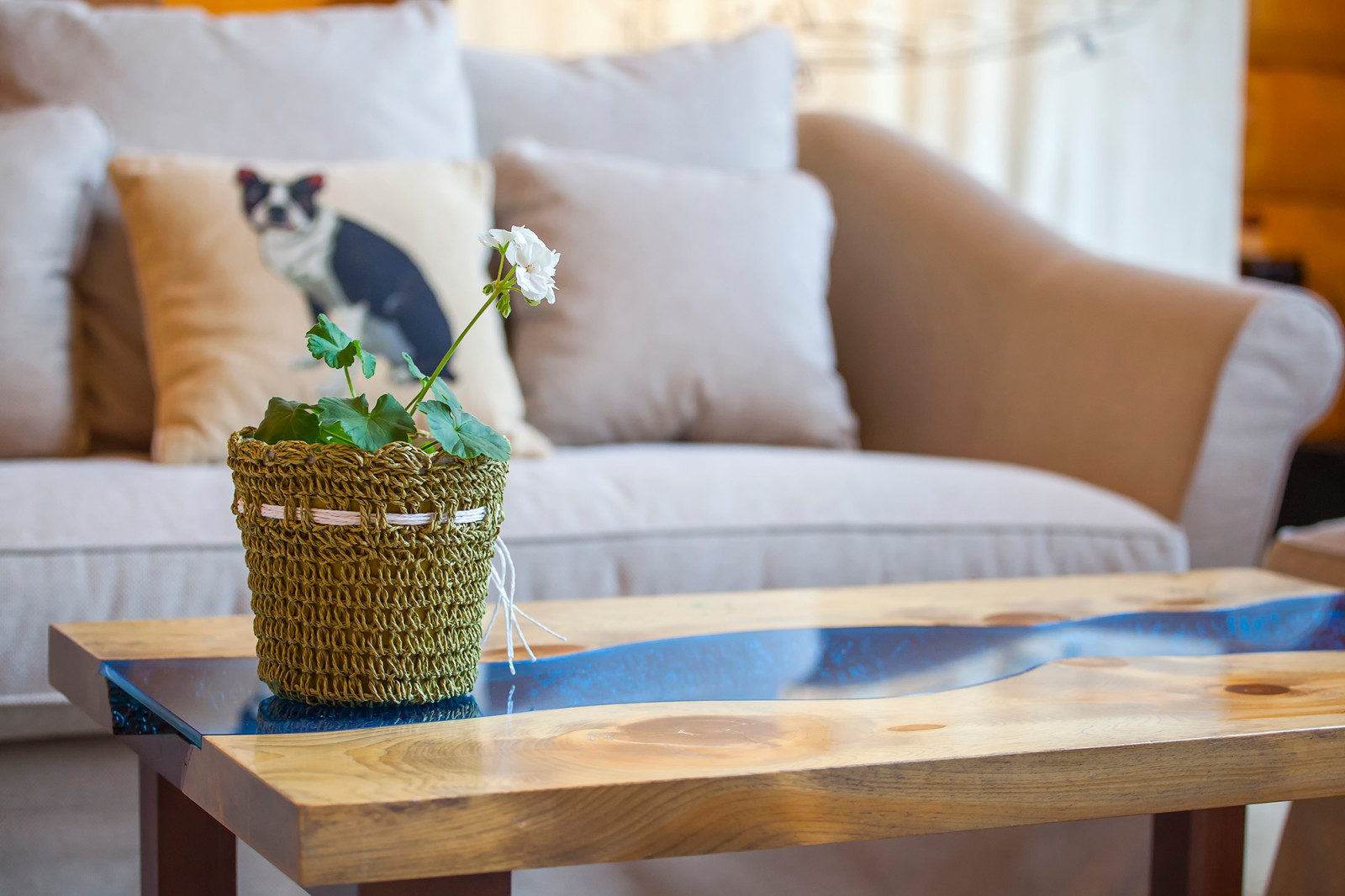 Стол-река в интерьере