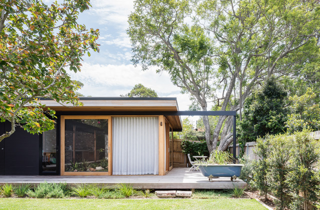 Gladesville Courtyard House contemporary-deck