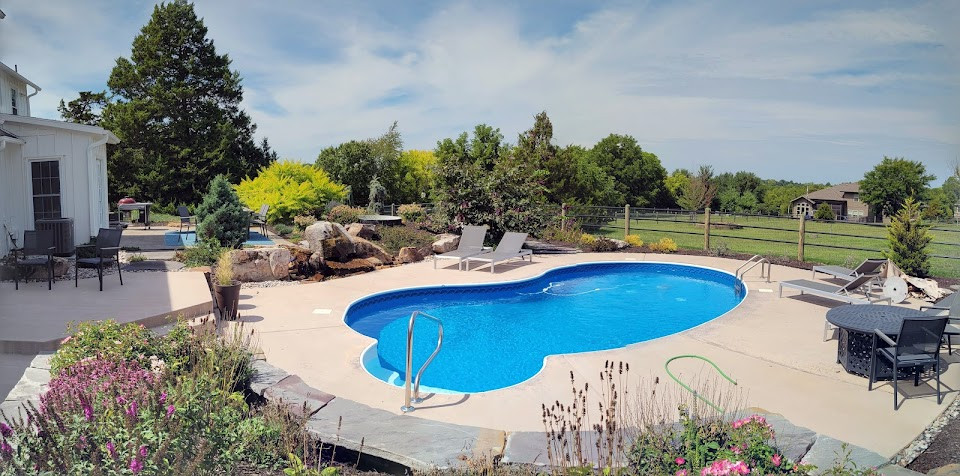 PASTURE / POOL / BERM