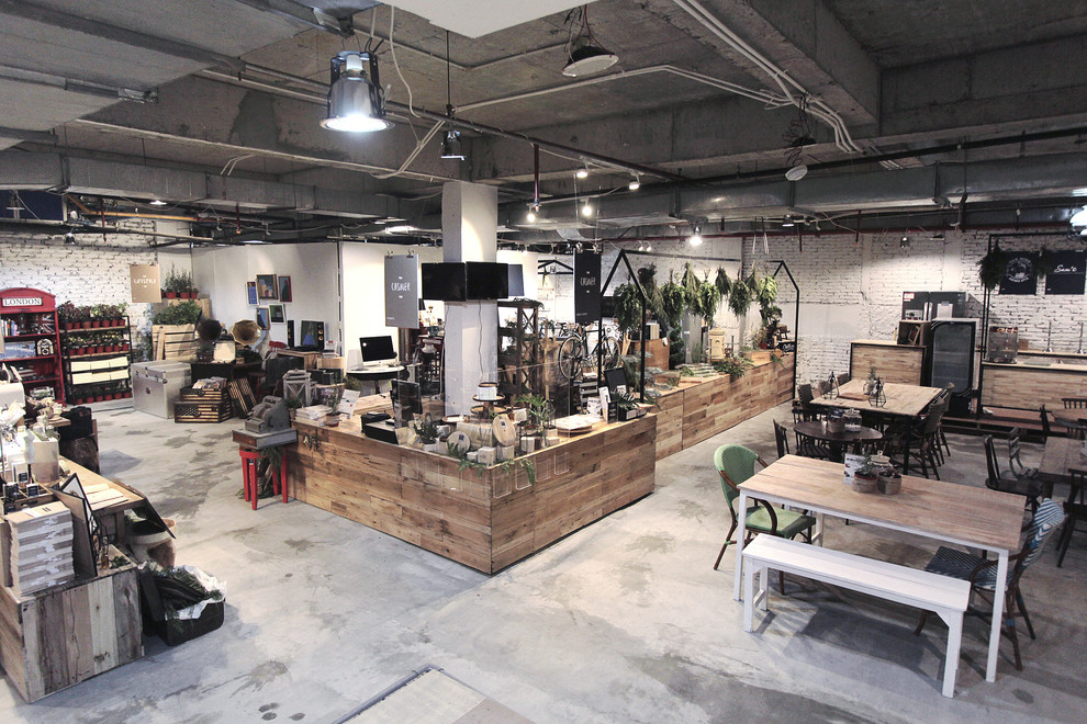Inspiration for a mid-sized rustic home design remodel