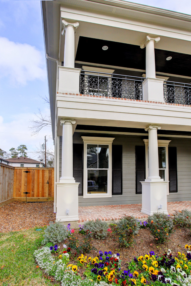 Example of a transitional home design design in Houston