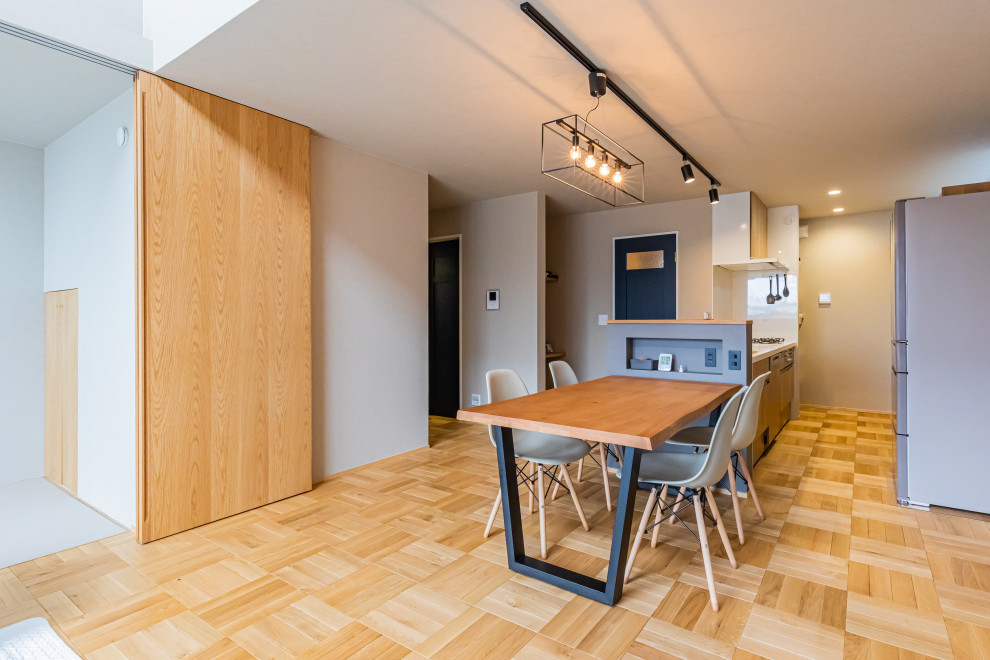 Eat-in kitchen - mid-sized modern single-wall eat-in kitchen idea in Kobe