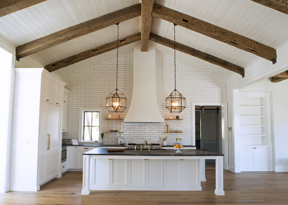 Inspiration for a country kitchen in Tampa.