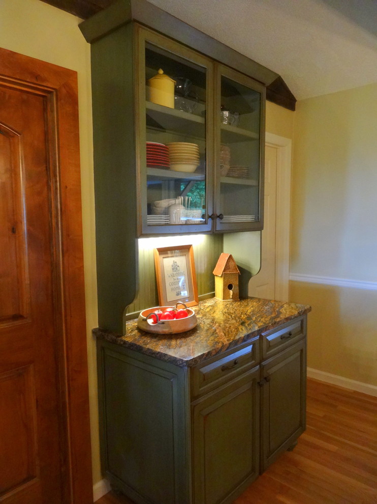Example of a mid-sized mountain style l-shaped medium tone wood floor eat-in kitchen design in Charlotte with a farmhouse sink, raised-panel cabinets, dark wood cabinets, granite countertops, multicolored backsplash, stone tile backsplash, stainless steel appliances and an island