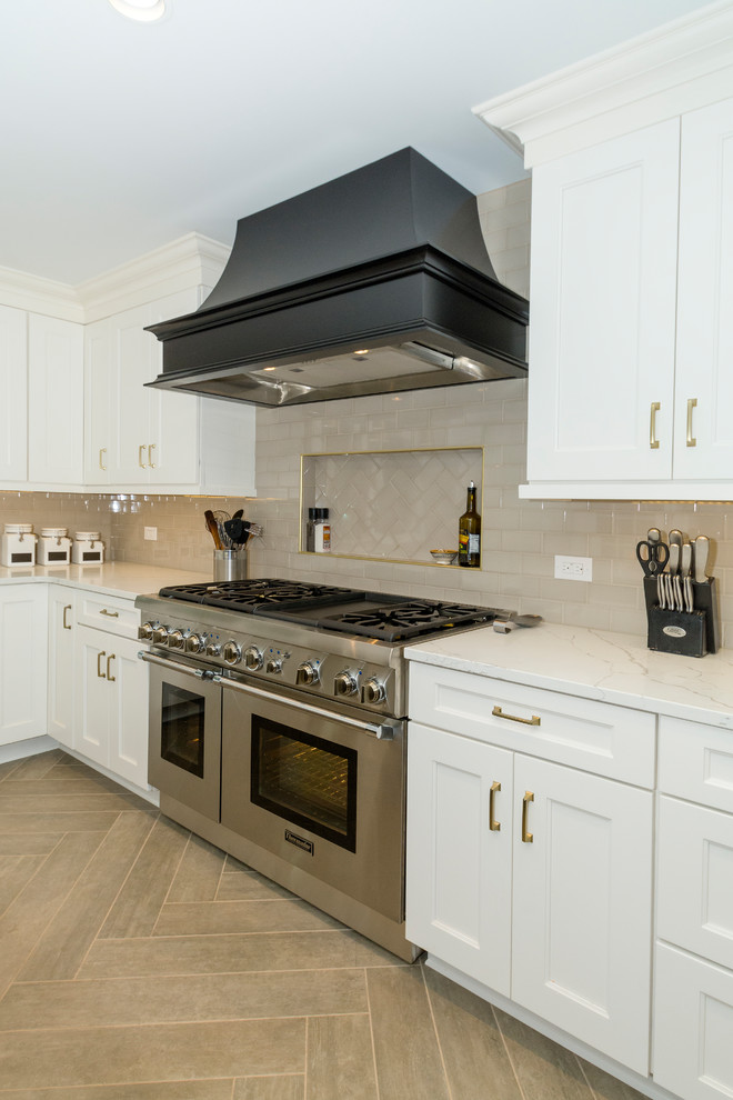 Kitchen - transitional brown floor kitchen idea with an island