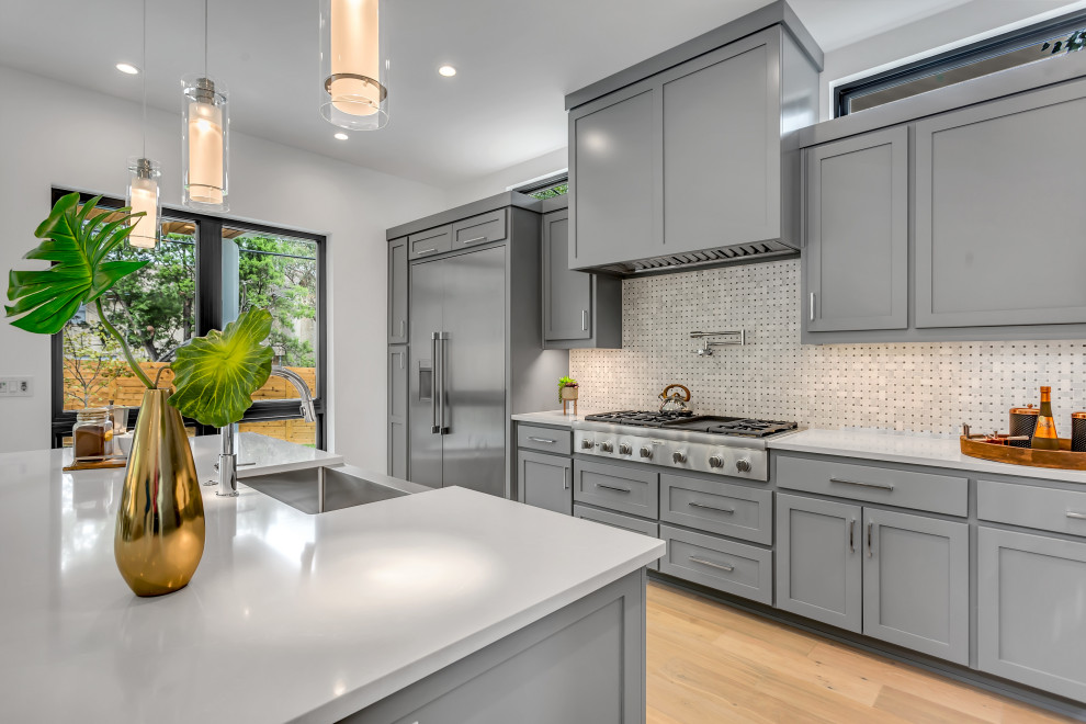 Kitchen - transitional kitchen idea in Seattle