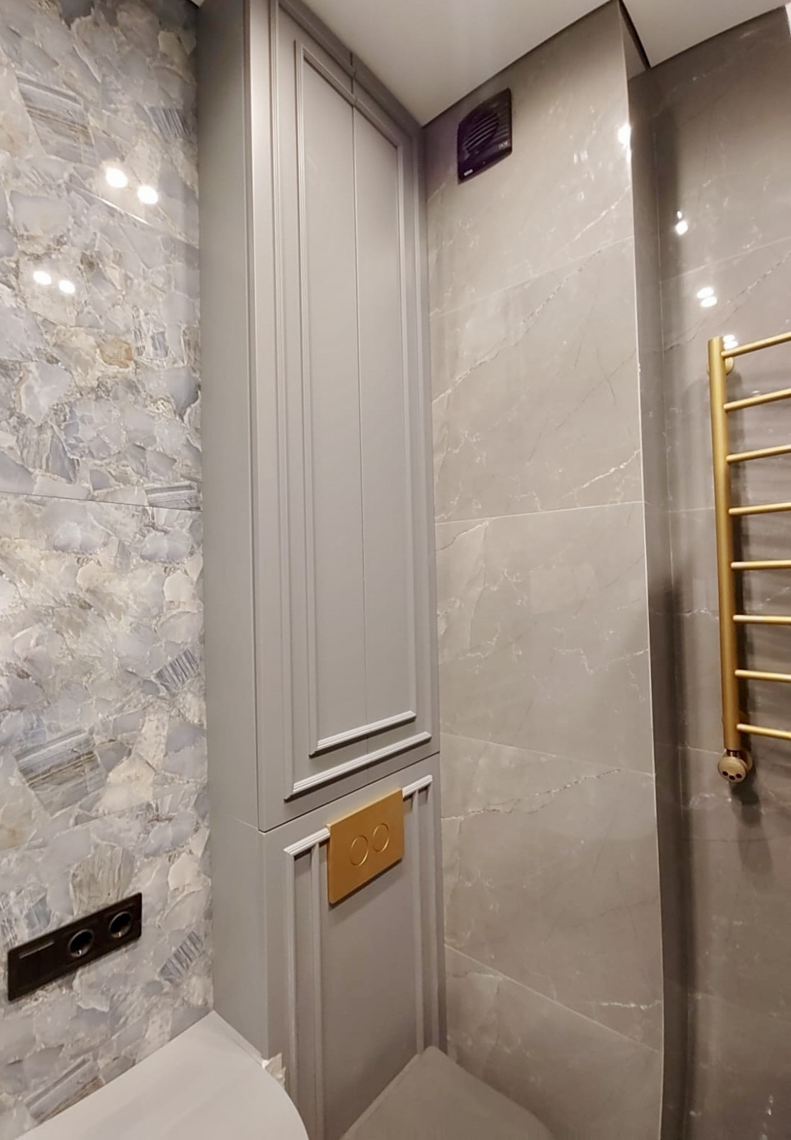 Шкаф в санузел под стиральную машину.