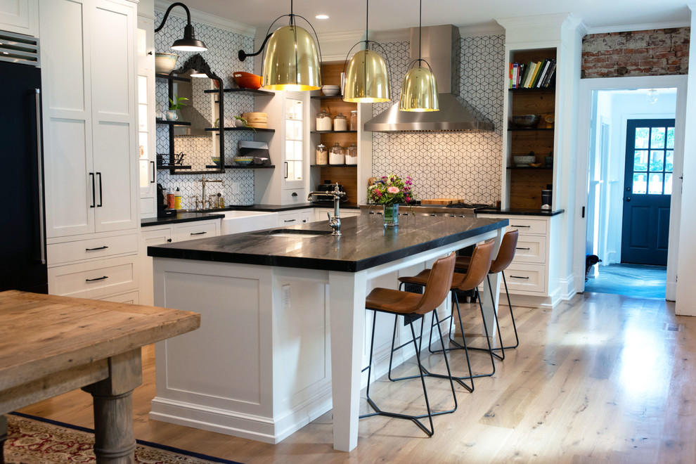 Eclectic l-shaped kitchen with soapstone benchtops and black benchtop.