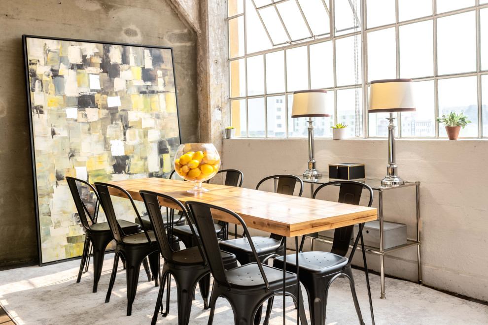 Foto di una piccola sala da pranzo aperta verso la cucina industriale con pareti grigie, pavimento in cemento, nessun camino, pavimento grigio, soffitto a cassettoni e pareti in mattoni