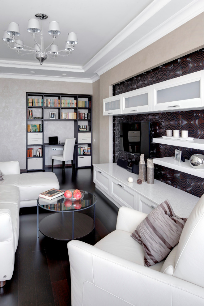 Exempel på ett mellanstort klassiskt vardagsrum, med ett bibliotek, beige väggar, mörkt trägolv, en inbyggd mediavägg och svart golv