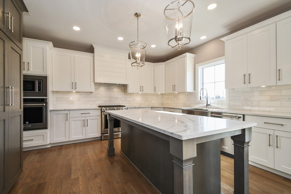 Transitional kitchen photo in Chicago