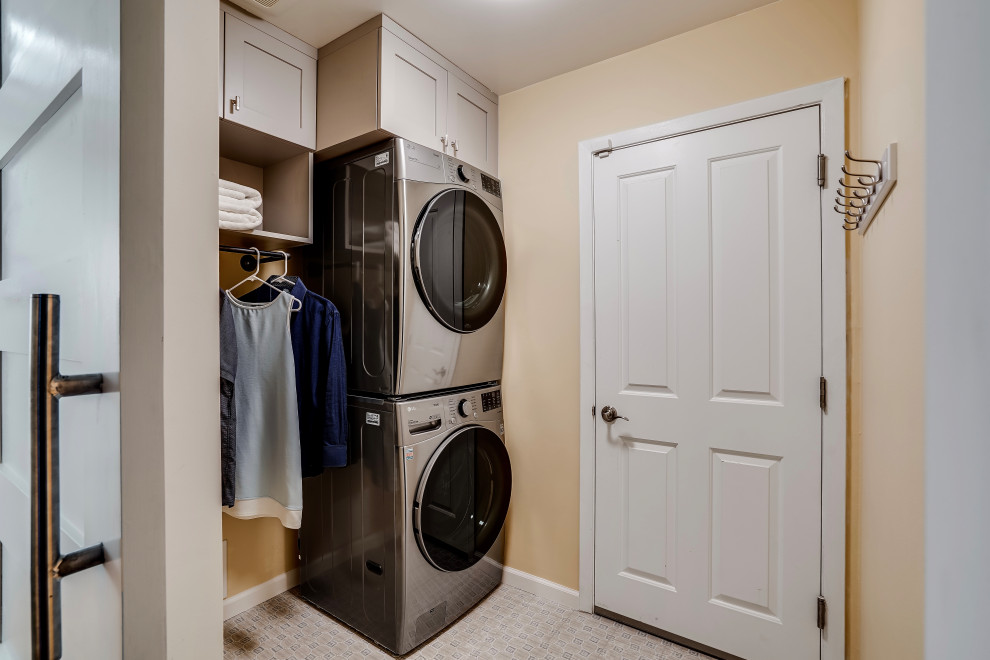 Esempio di una piccola sala lavanderia classica con ante in stile shaker, ante grigie, pareti gialle, pavimento in gres porcellanato, lavatrice e asciugatrice a colonna e pavimento blu