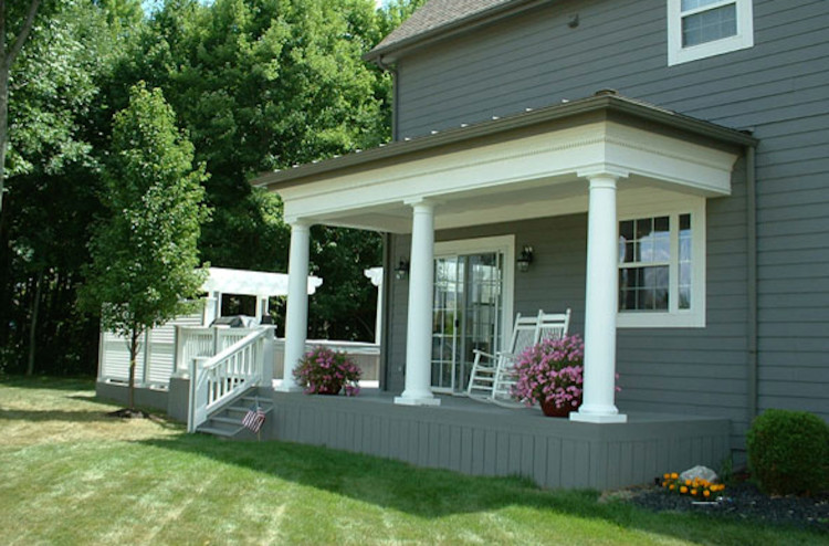 Design ideas for a traditional side yard verandah in Columbus with decking and a roof extension.