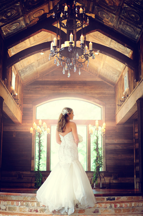 Example of a mountain style home design design in Dallas