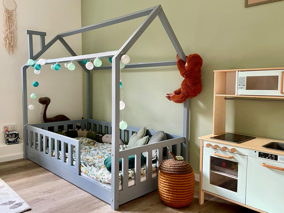 Modelo de habitación de bebé neutra campestre grande con paredes beige, suelo vinílico, suelo marrón, bandeja y papel pintado