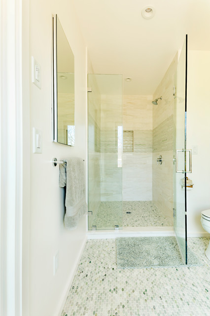 Thumb Point coastal-bathroom
