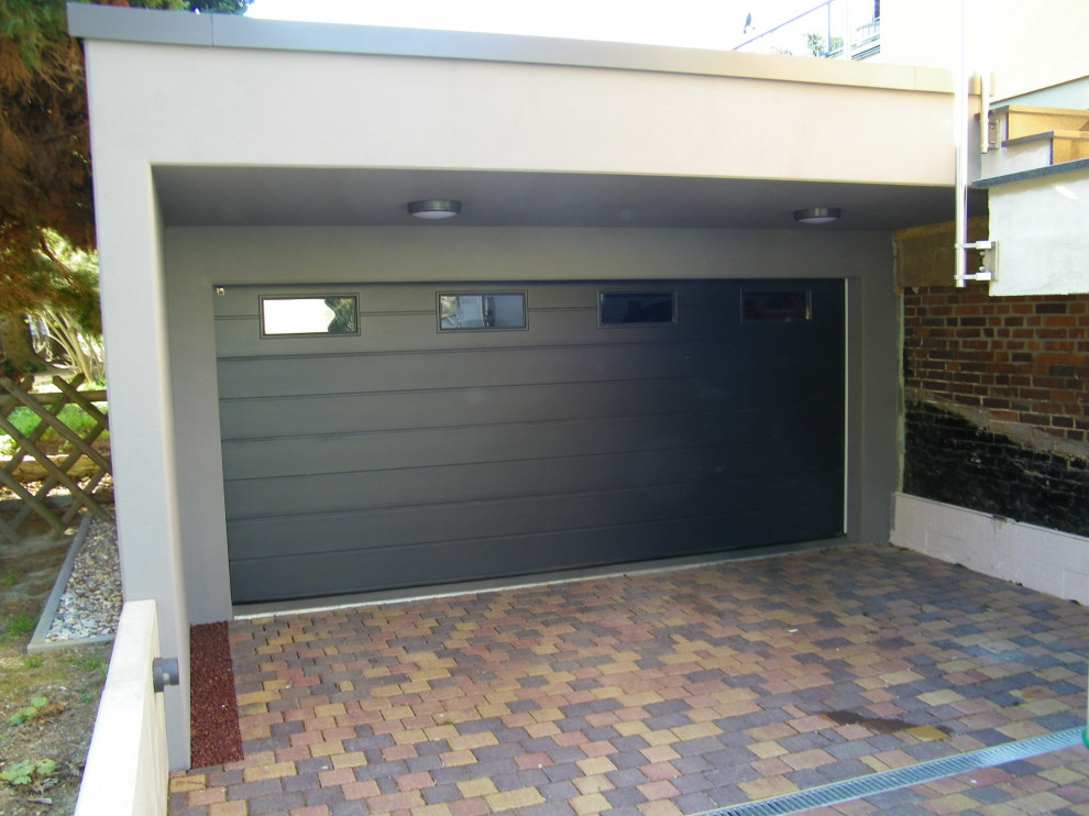 This is an example of a contemporary garage in Dresden.
