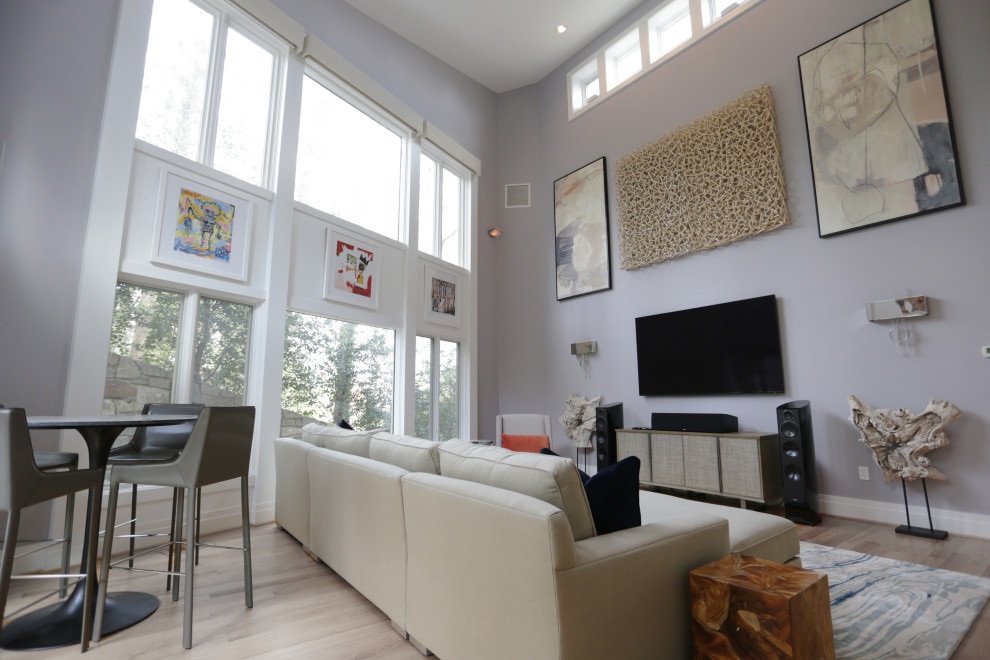Ejemplo de sala de estar con rincón musical tipo loft actual grande con paredes púrpuras, suelo de bambú, todas las chimeneas, marco de chimenea de hormigón, televisor colgado en la pared, suelo beige, casetón y ladrillo