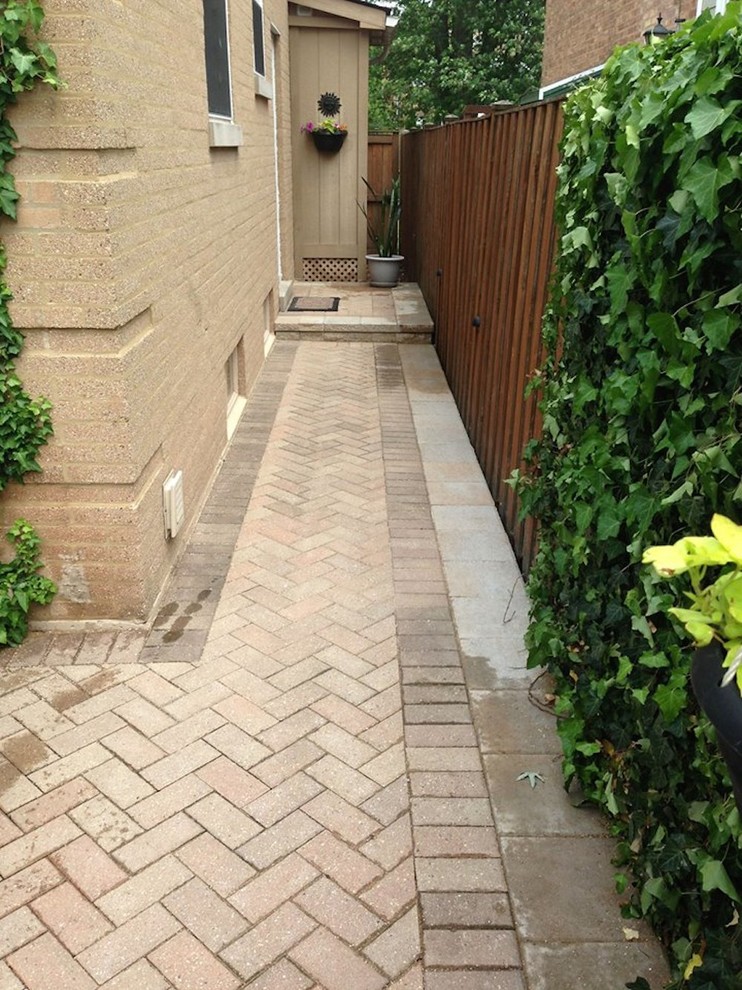 Photo of a side yard garden in Chicago with brick pavers.