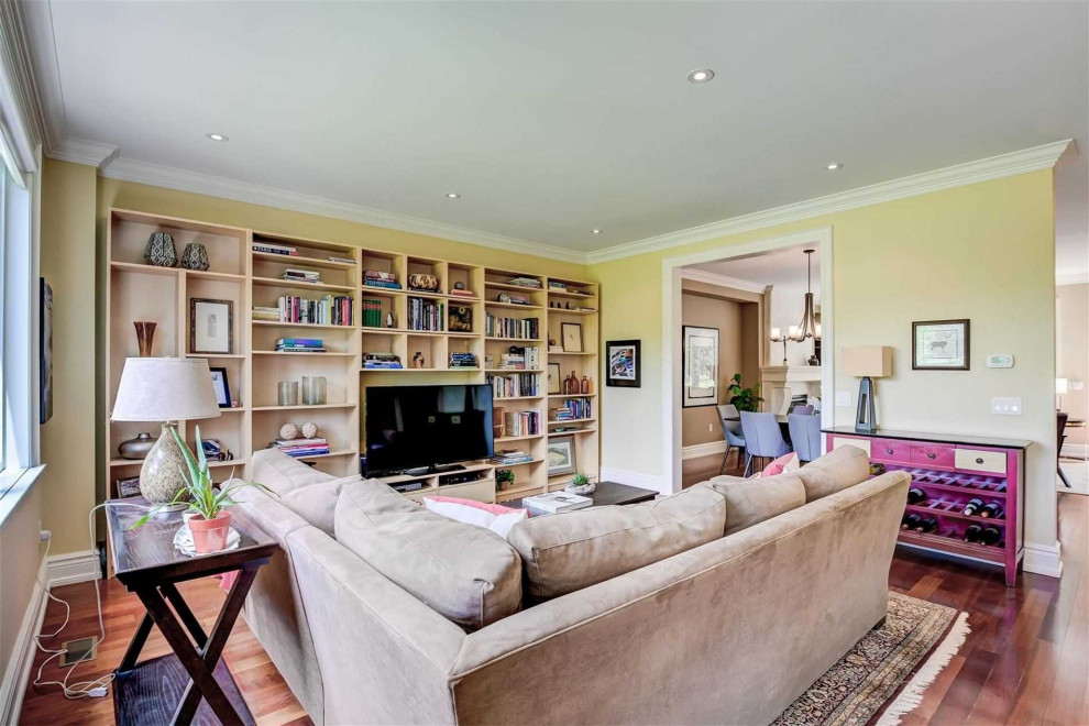 Example of a transitional home design design in Toronto