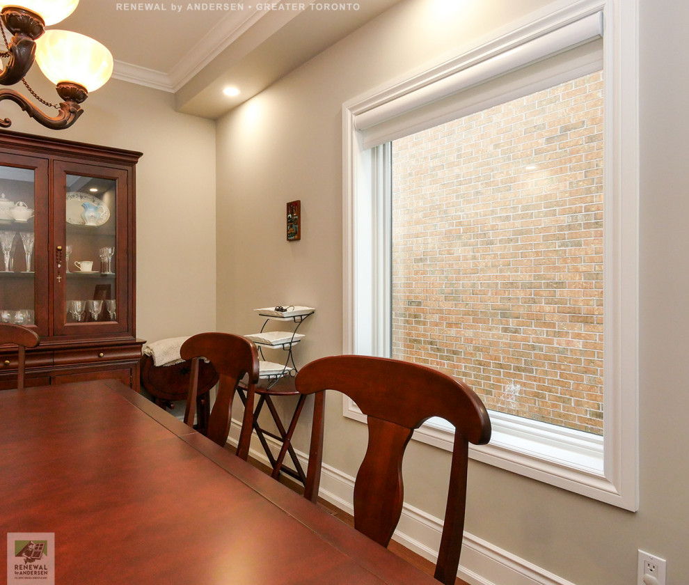 Geschlossenes, Mittelgroßes Esszimmer ohne Kamin mit beiger Wandfarbe, braunem Holzboden und eingelassener Decke in Toronto