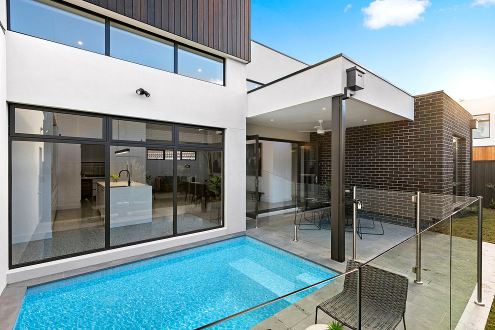 This is an example of a contemporary pool in Melbourne.