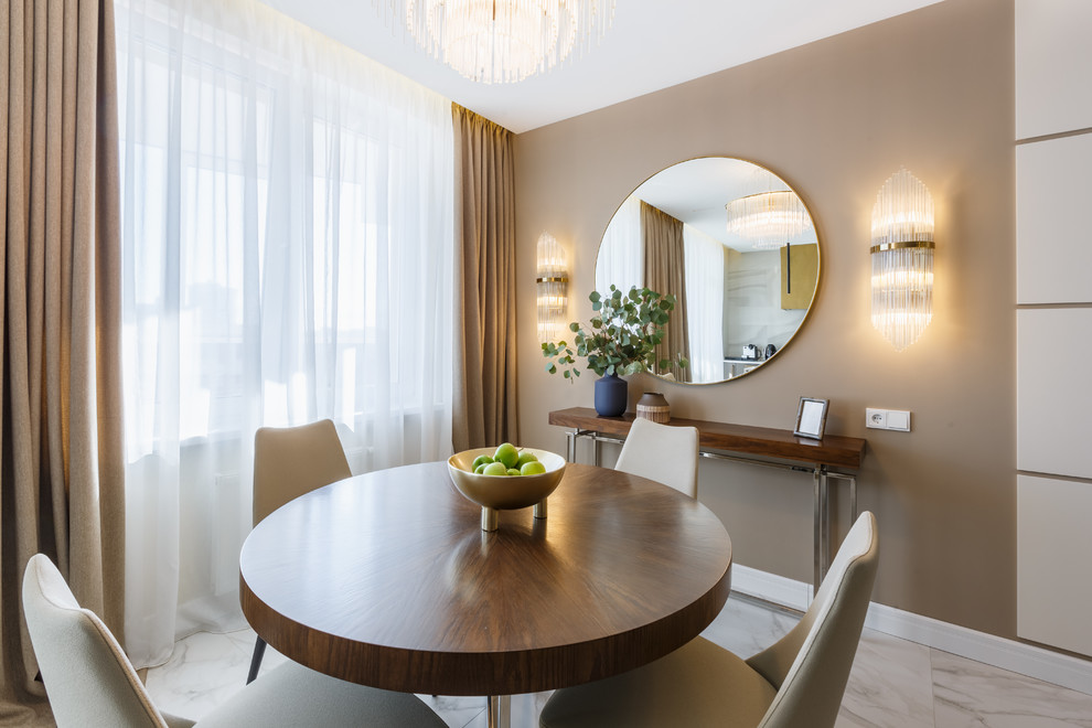 Квартира с радиусными панелями и глубокими цветами